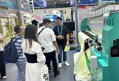 Grand debut at Canton Fair | Our double-row machine overlock sewing machine amazed everyone and led the new trend of efficient sewing.